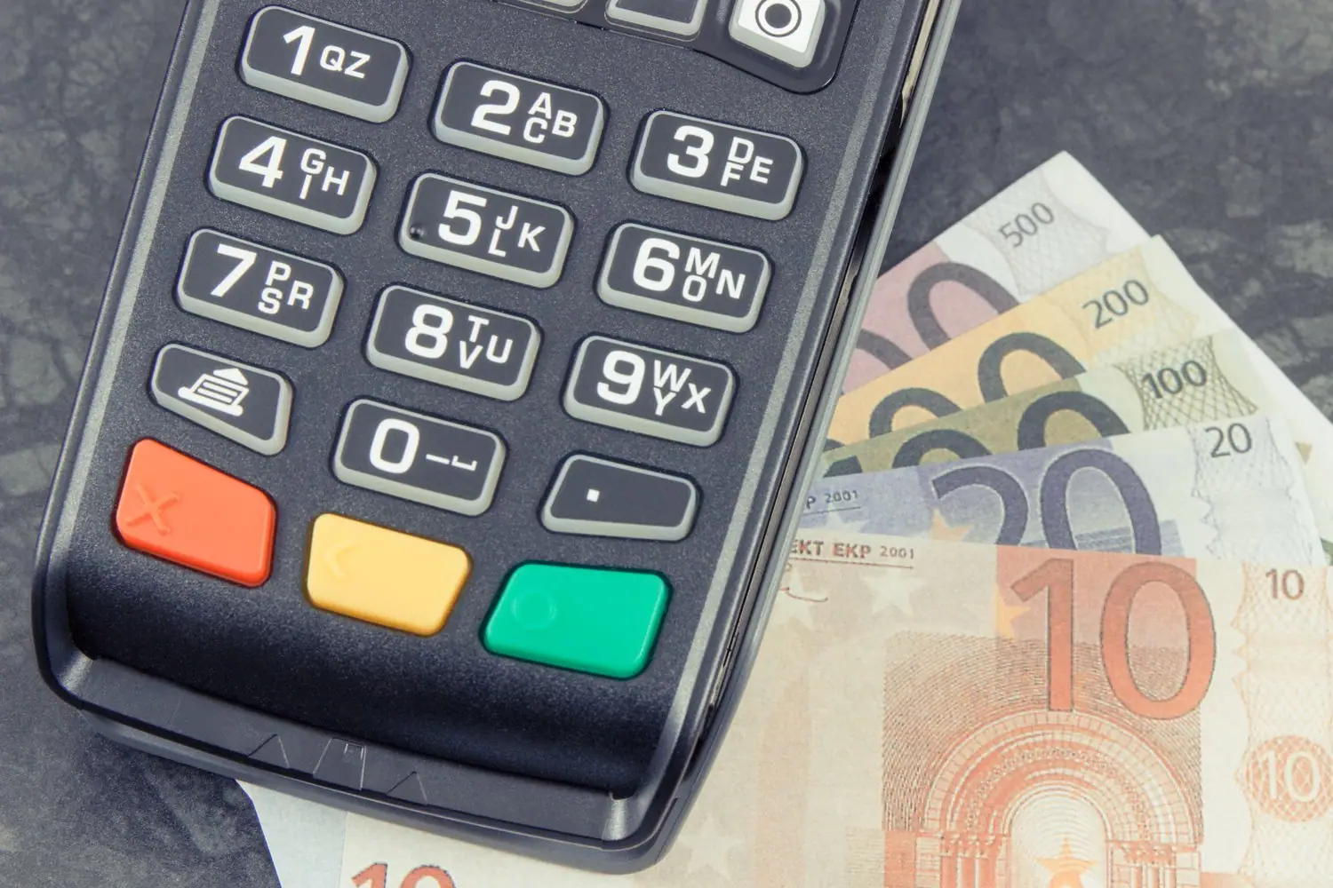 Jak działają systemy płatności bezgotówkowej w różnych krajach europejskich